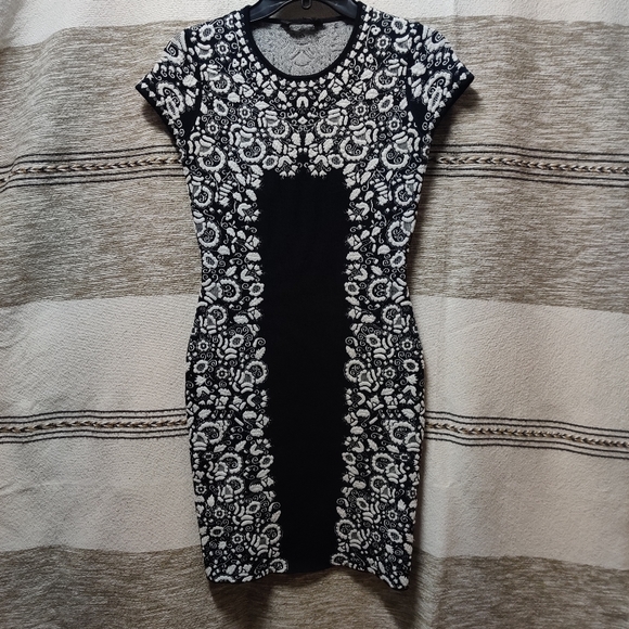 Black And White Form Fitted Knee Length Dress - Picture 8 of 8